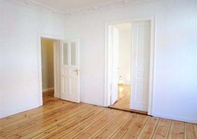 Charlottenburg - gut geschnittene 4-Zimmer Wohnung mit Balkon, Dielen und Stuck